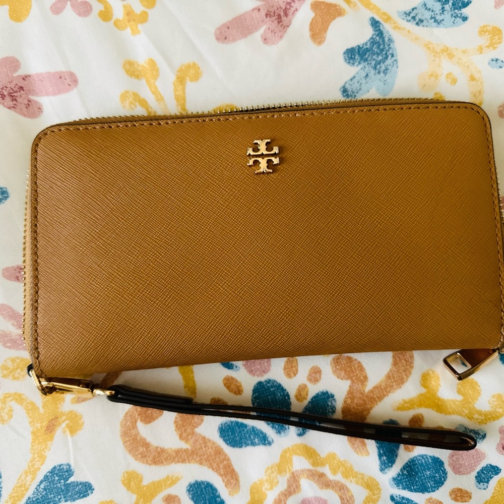 Authentic Tory Butch tan wallet